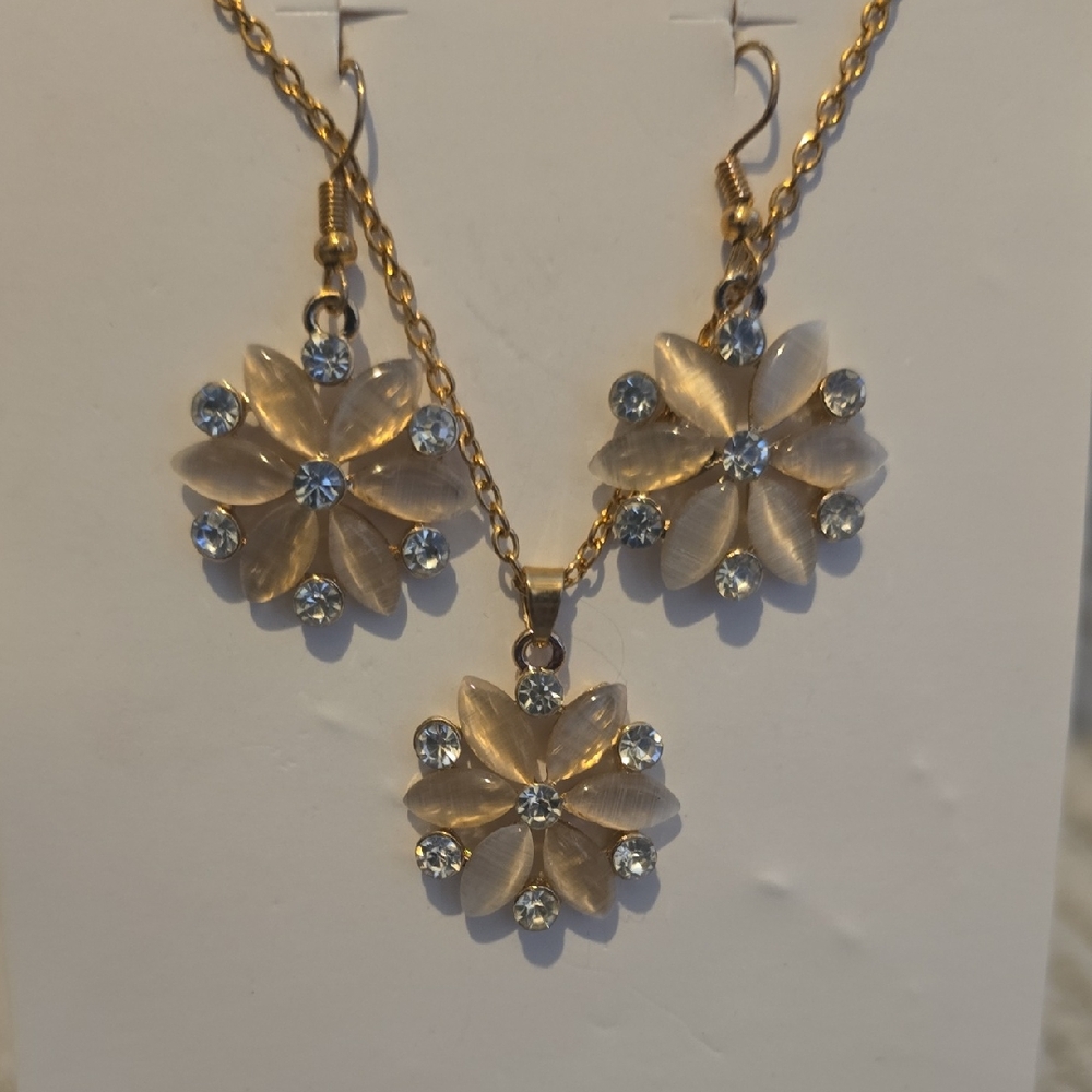 Elegant Gold and Silver Flower Jewelry Set